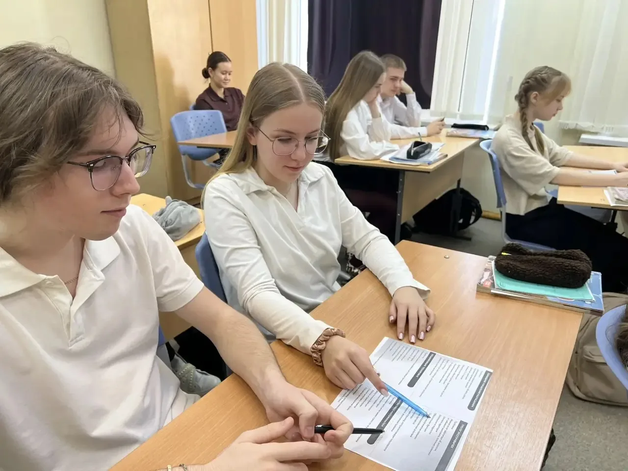 В рамках Недели высоких технологий обучающиеся  10- х классов  получили бриф - карточки кейсов и попробовали себя в разных профессиях: Дизайнера, Промпт-инженера; Разработчика и Аналитика. 