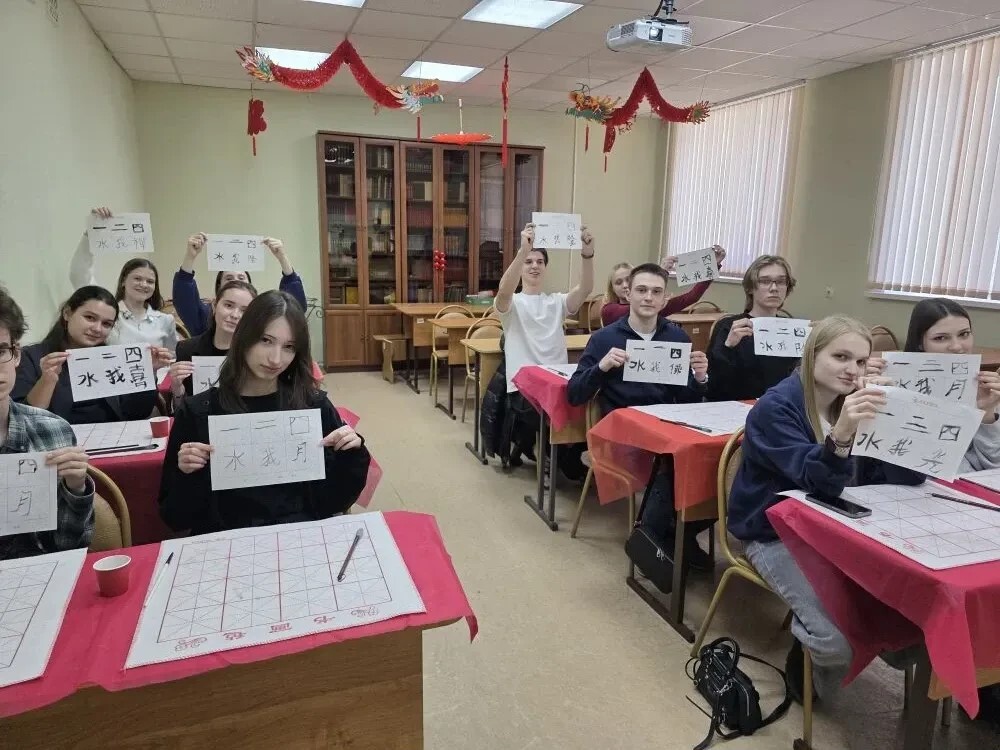 Обучающиеся 11В класса приняли участие в проекте Детская школа восточной дипломатии, трек «Студент на один день» в ОГУ. 