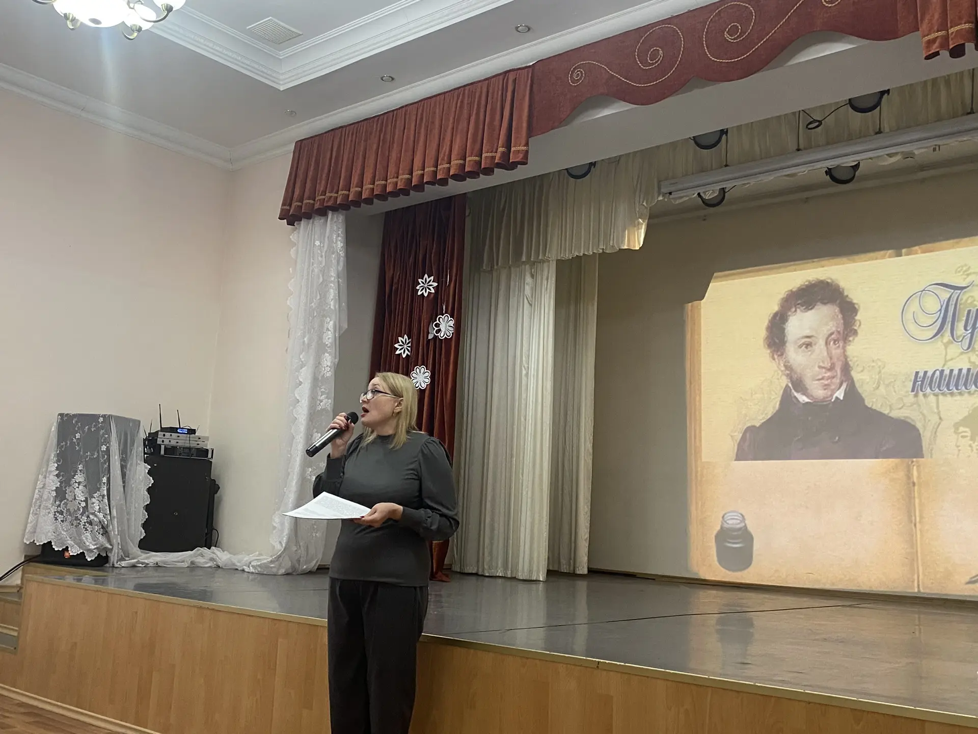 16 марта сотрудник библиотеки им. Гайдара провела для учащихся МОАУ "Гимназия № 2"мероприятие "Пушкин известный и неизвестный".