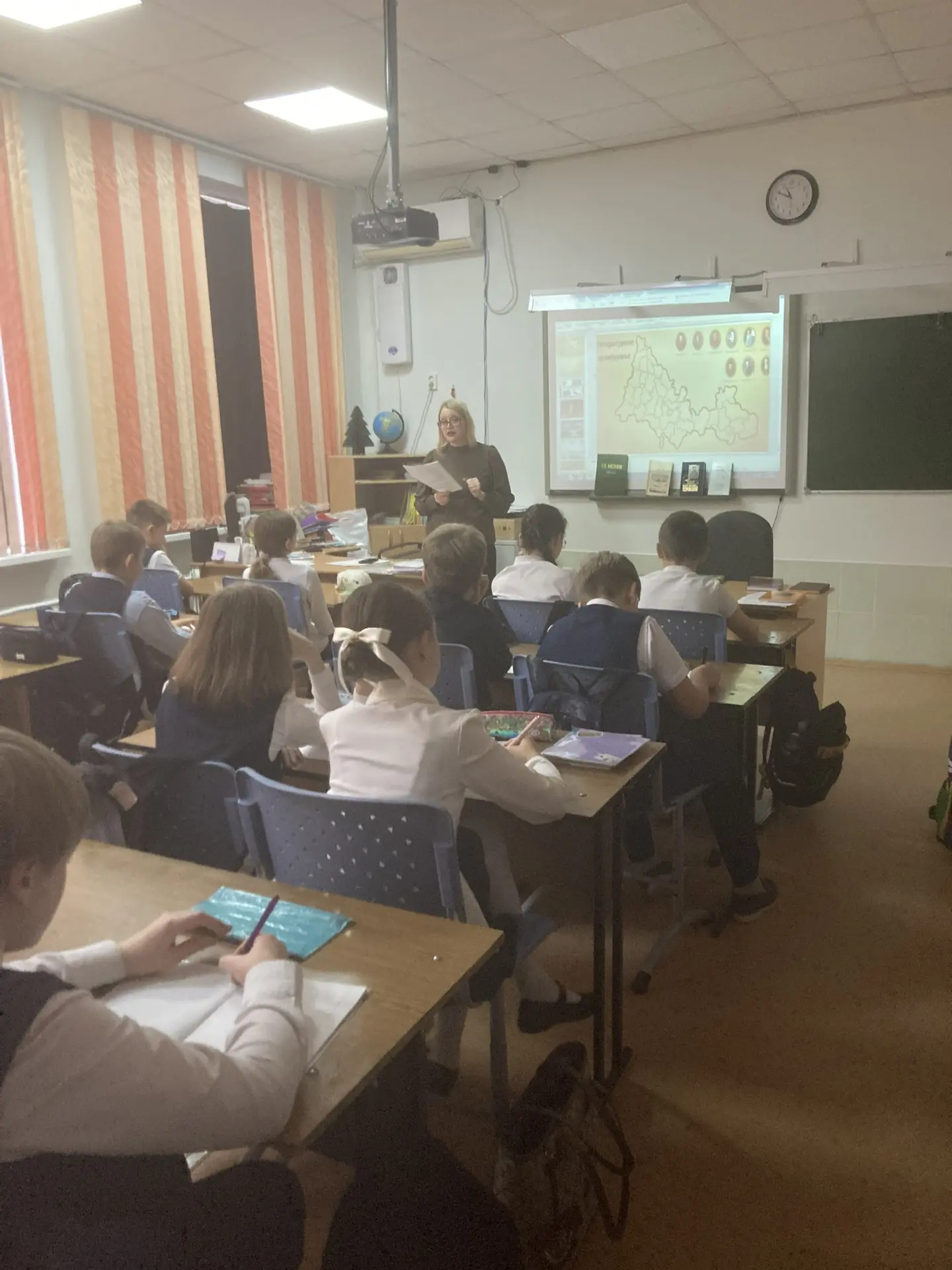 18 ноября сотрудники Детской библиотеки им. А. Гайдара провели для учащихся 5 классов мероприятие по краеведению «Оренбуржье литературное».