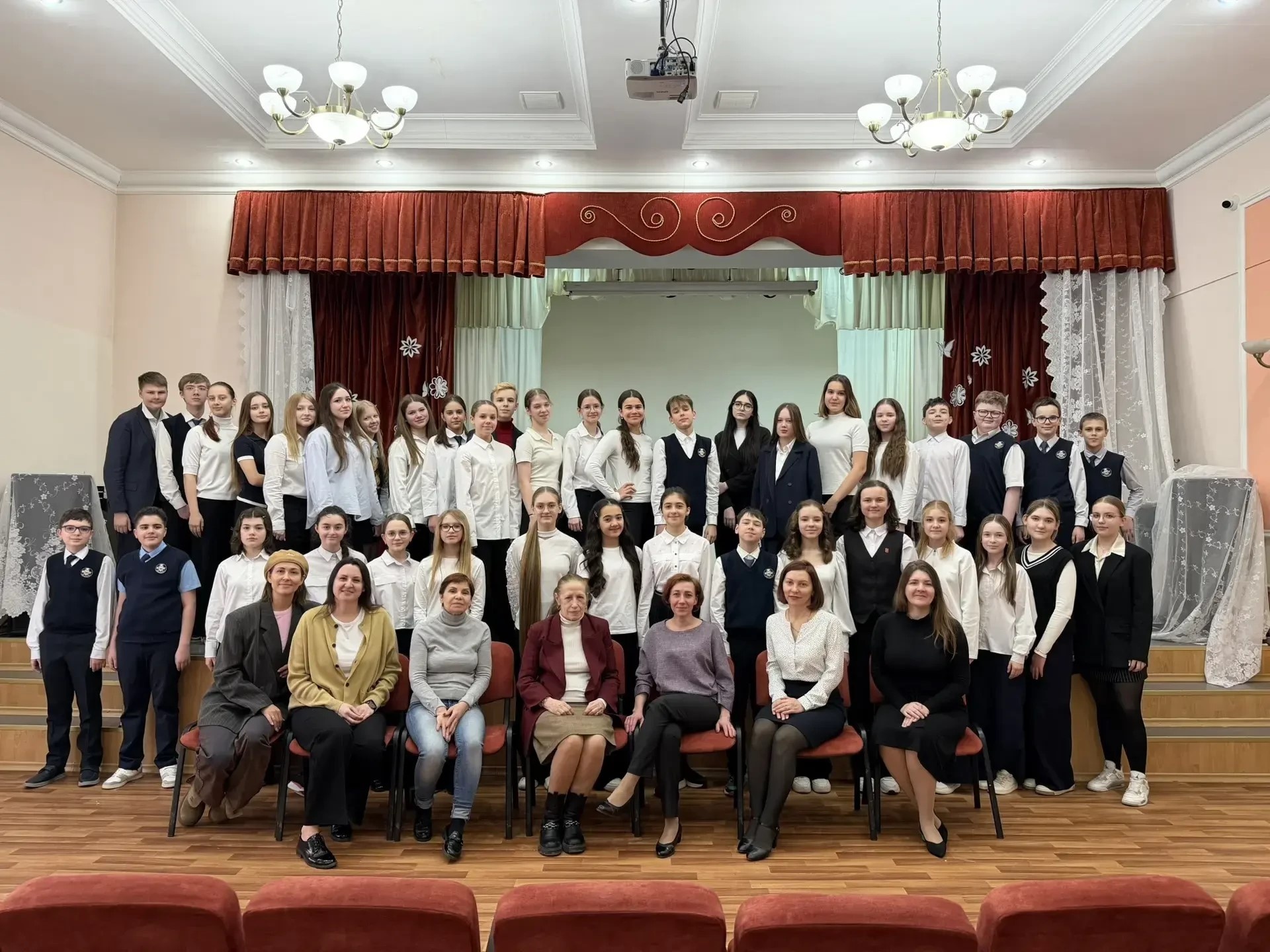 Под чутким руководством профессионального режиссера-постановщика, педагога дополнительного образования и члена ОГОО «Союз родителей и выпускников» ребята сняли пронзительный и познавательный видеоролик о литературном проекте «Оренбургский Пегас».
