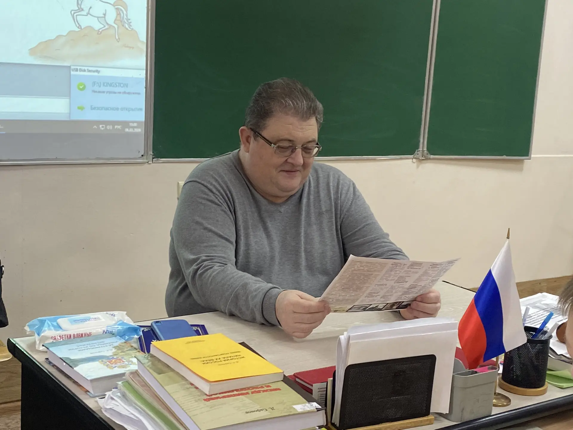 7 марта Дмитрий Анатольевич Сафонов, профессор, доктор исторических наук, заведующий кафедрой истории ОГУ, координатор проекта "Университетский лекторий для старшеклассников", выпускник гимназии № 2, пришел на встречу с участниками проекта "Оренбургский Пегас".